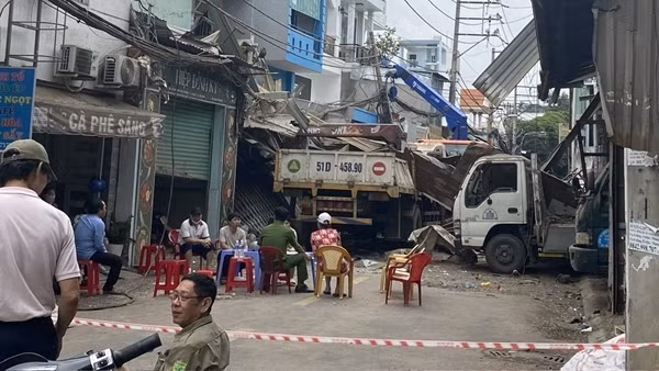 Nổ lò hơi ép kính, ít nhất 4 căn nhà bị ảnh hưởng