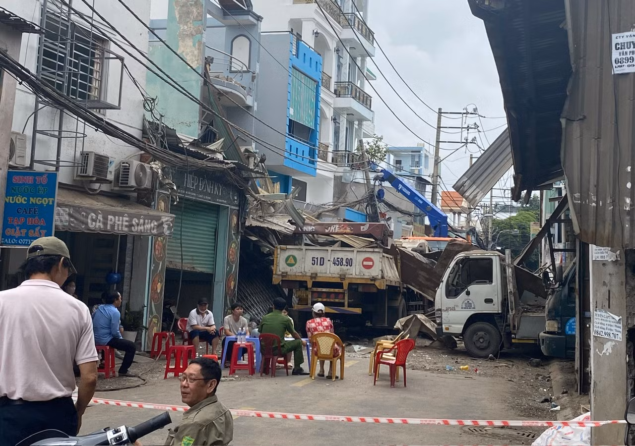 Nổ lò hơi ép kính, ít nhất 4 căn nhà bị ảnh hưởng -0
