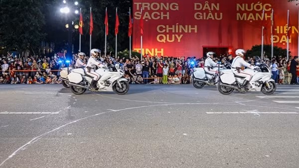 Người dân xem Cảnh sát biểu diễn siêu mô tô, nghe quân nhạc bên hồ Gươm