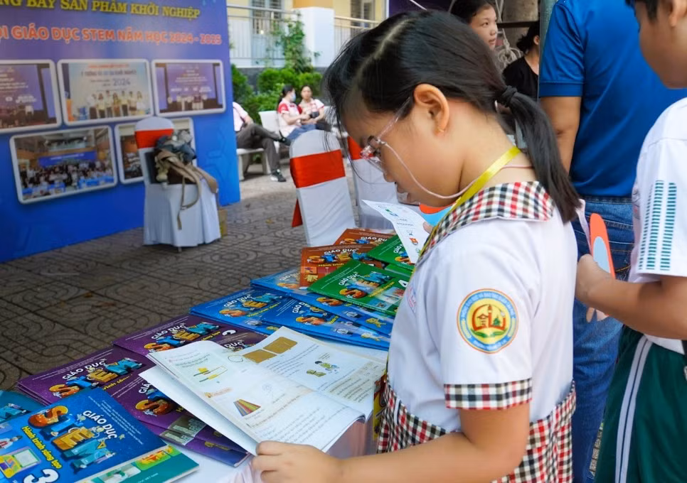 Chuẩn bị đầy đủ sách giáo khoa cho năm học mới với nhiều ưu đãi hỗ trợ phụ huynh -1