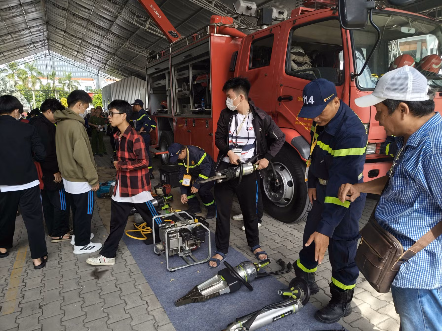 Rất đông khách đến tham quan và trải nghiệm tại Triển lãm quốc tế PCCC&CNCH -5