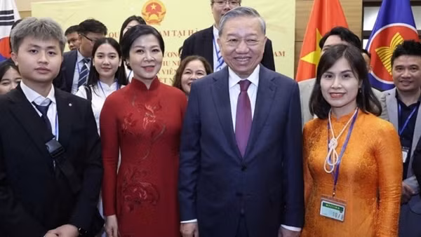 Tổng Bí thư Tô Lâm gặp gỡ nhân viên Đại sứ quán và người Việt Nam tại Hàn Quốc