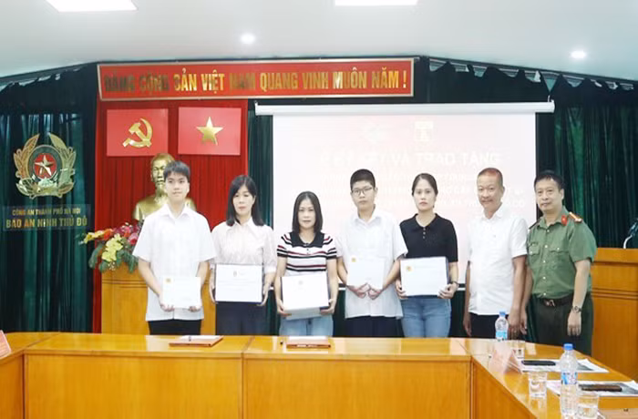 Công an Thủ đô và Công ty Tân Hiệp Phát đồng hành “Cùng em vững bước tương lai” -0