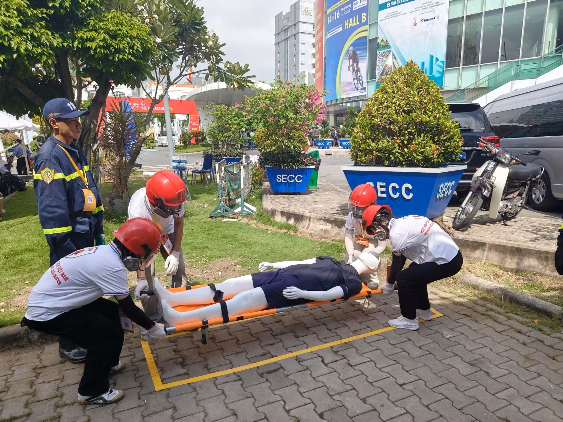 Rất đông khách đến tham quan và trải nghiệm tại Triển lãm quốc tế PCCC&CNCH -0