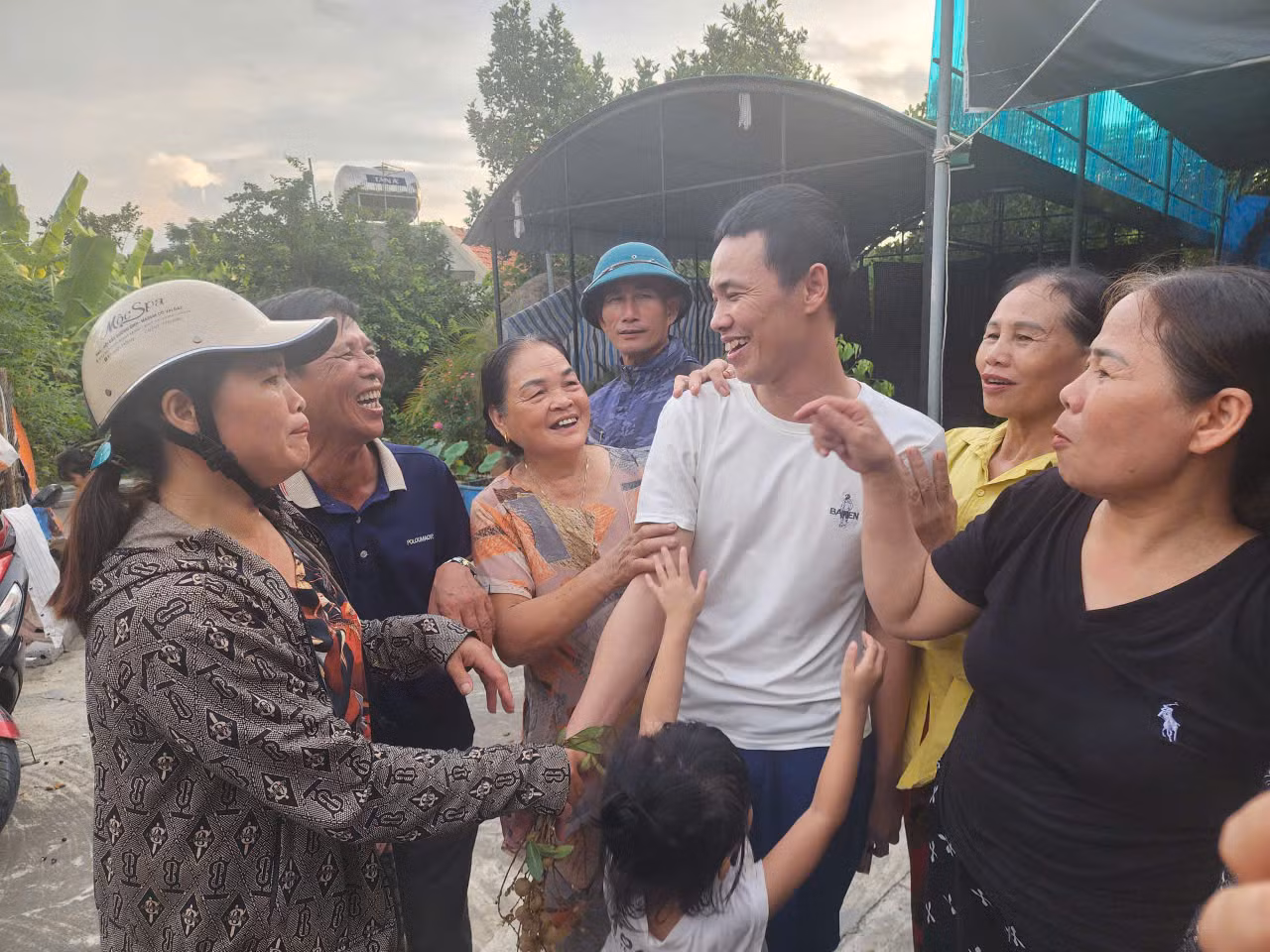 Người đàn ông nuôi gà lôi trắng lĩnh 6 năm tù được tạm về nhà chờ xét xử lại -0