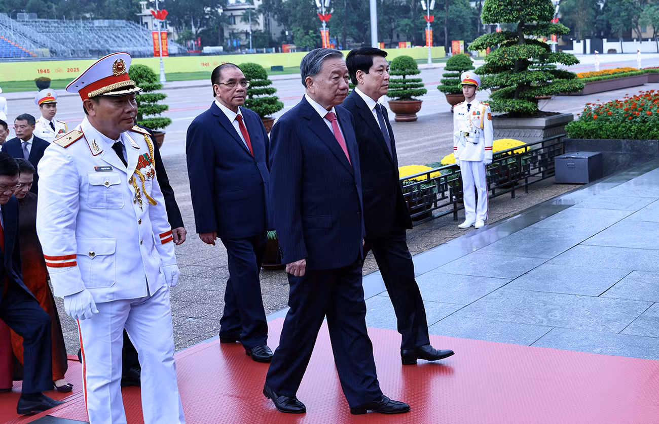 Lãnh đạo Đảng, Nhà nước, Bộ Công an vào Lăng viếng Bác -0