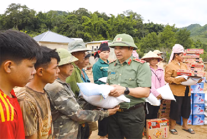 Trang 24: Sắc áo xanh giữa dòng lũ xiết -0