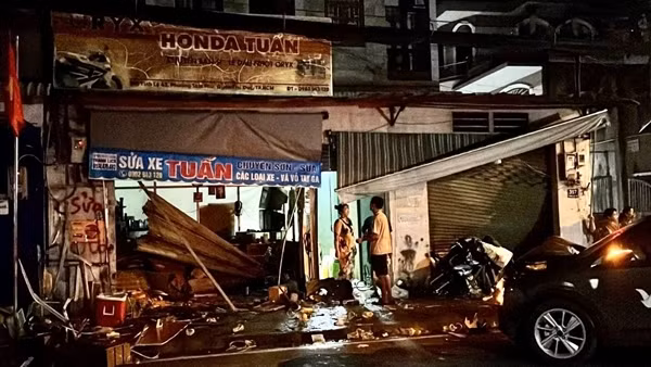 Xác minh vụ taxi công nghệ lao lên vỉa hè tông 2 người bị thương