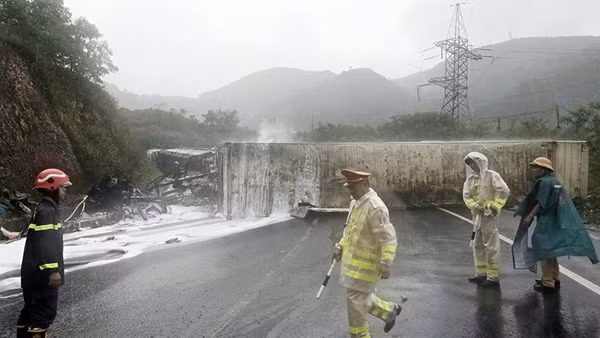 Va chạm giao thông, xe container lật ngang bốc cháy giữa đèo