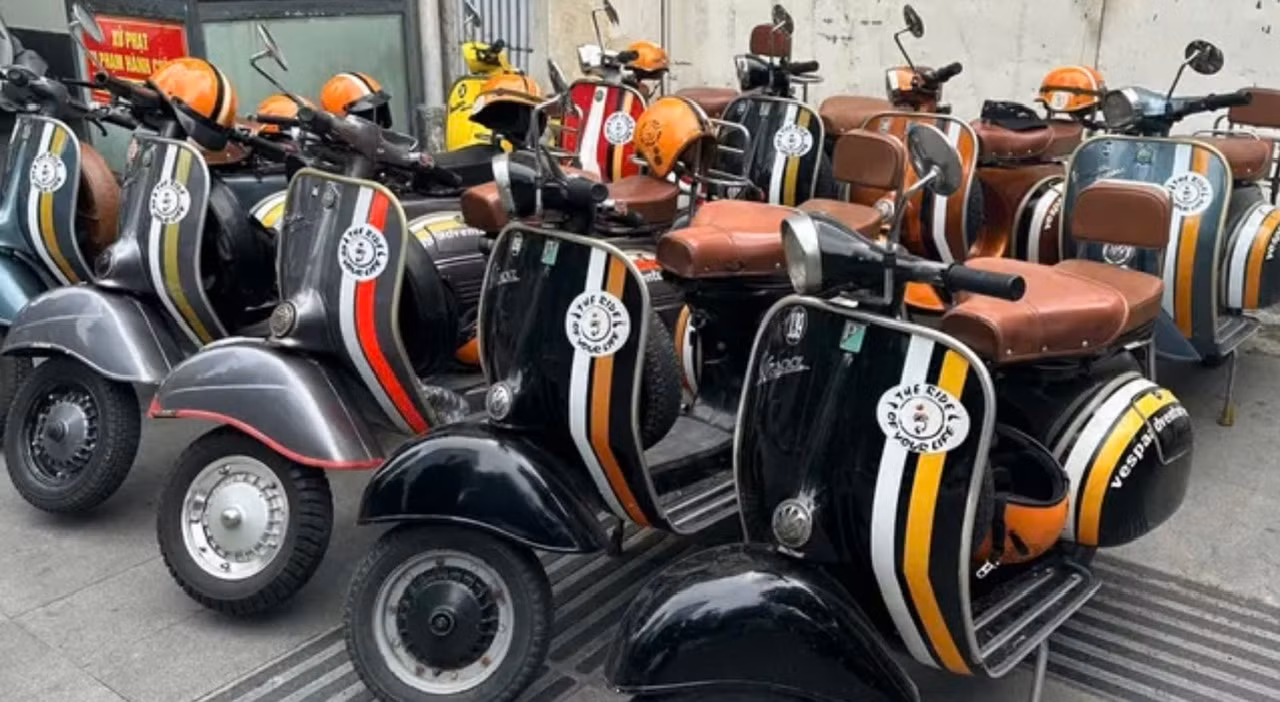 Đoàn xe Vespa của công ty du lịch chở khách ngang nhiên vượt...đèn đỏ -0