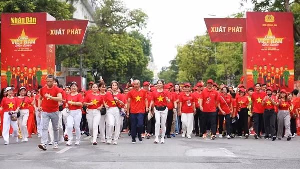 Rực rỡ áo cờ đỏ sao vàng trong ngày hội “Cùng Việt Nam tiến bước”