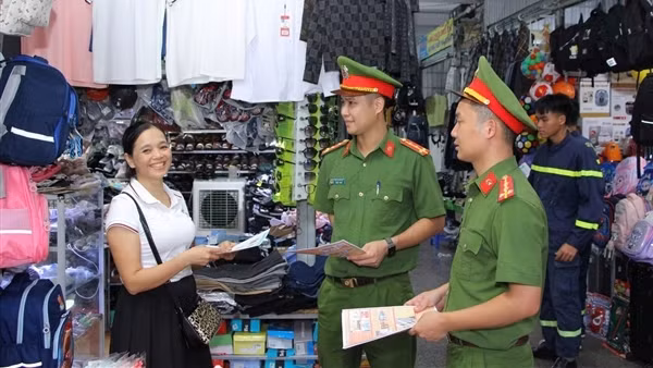 Công an Thanh Hóa “đi từng ngõ, gõ từng nhà” cảnh báo cháy nổ, xây dựng lá chắn an toàn cho nhân dân