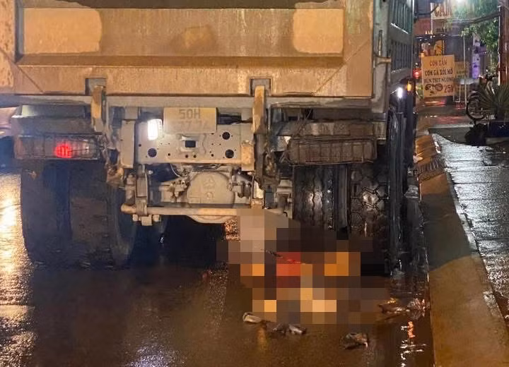 Nghi trượt nắp cống trong mưa, nam sinh viên bị xe ben kéo đi hàng trăm mét -0