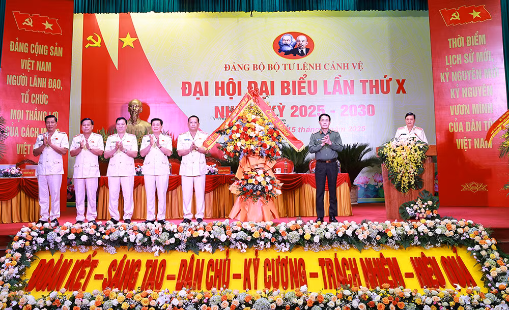 Chủ động, sáng tạo, sẵn sàng xả thân vì sự nghiệp bảo vệ Đảng và Lãnh tụ -0