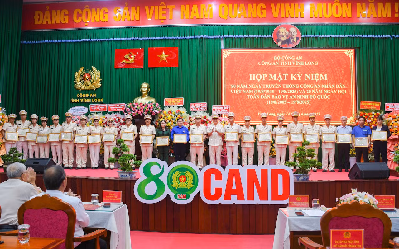 Công an Đồng Tháp họp mặt Kỷ niệm 80 năm Ngày truyền thống CAND -0