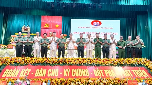Xây dựng mô hình nhà trường thông minh gắn với chuyển đổi số, phục vụ công tác đào tạo CAND