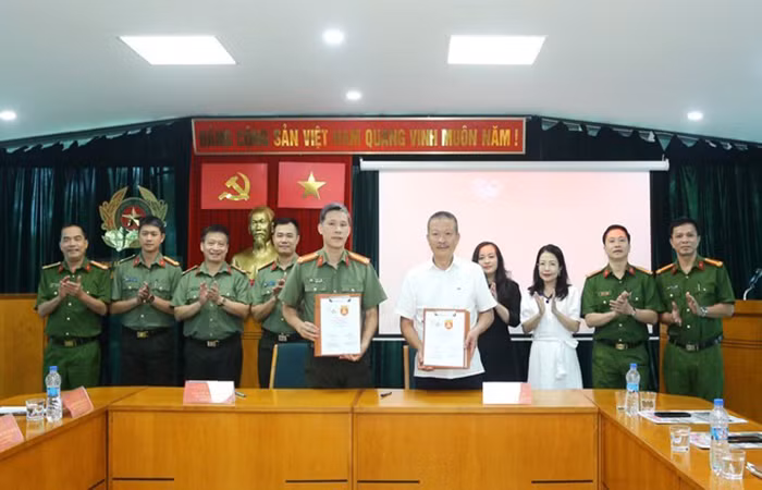 Công an Thủ đô và Công ty Tân Hiệp Phát đồng hành “Cùng em vững bước tương lai” -0