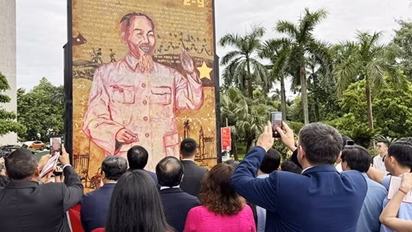 “Mùa xuân độc lập" của họa sĩ 9X
