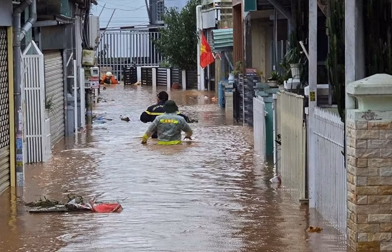 Công an phản ứng anh trong mưa lũ, giải cứu nhiều người khỏi vùng nguy hiểm -0