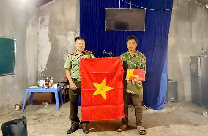 Công an xã Văn Bàn trao tặng 93 Cờ Tổ quốc cho các điểm nhóm đạo Tin lành -1