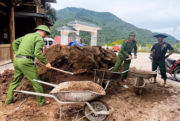 Công an xã Mỹ Lý hỗ trợ xây dựng Trạm y tế vùng tâm lũ -2