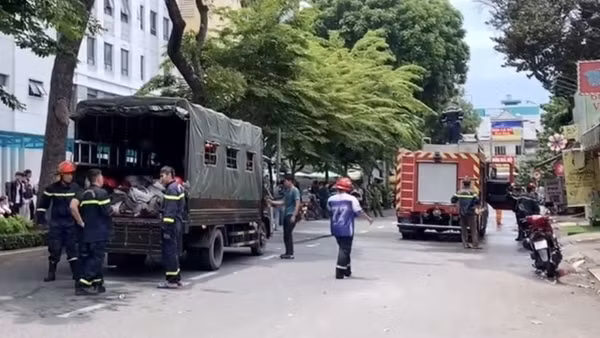 Giải cứu cụ già ngồi xe lăn và 2 trẻ nhỏ trong vụ cháy căn nhà 2 tầng