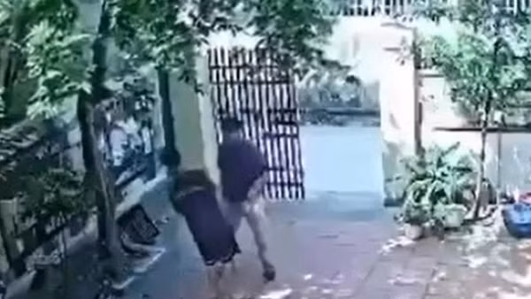 Xôn xao clip thầy giáo đến nhà riêng tát liên tục vào mặt nam sinh