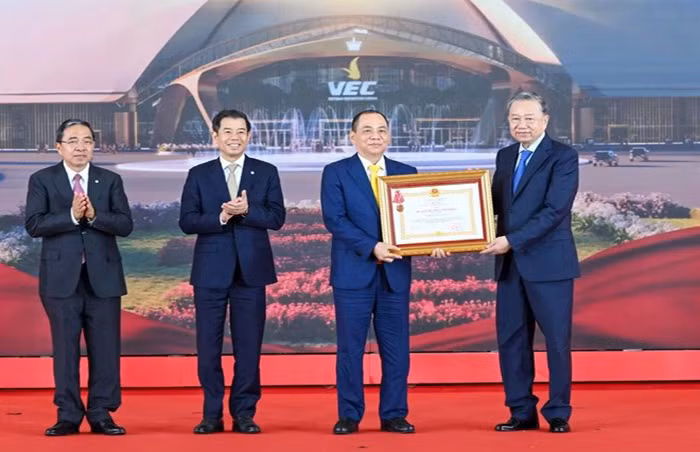 Tập đoàn Vingroup nhận Huân chương Lao động hạng Nhất -0