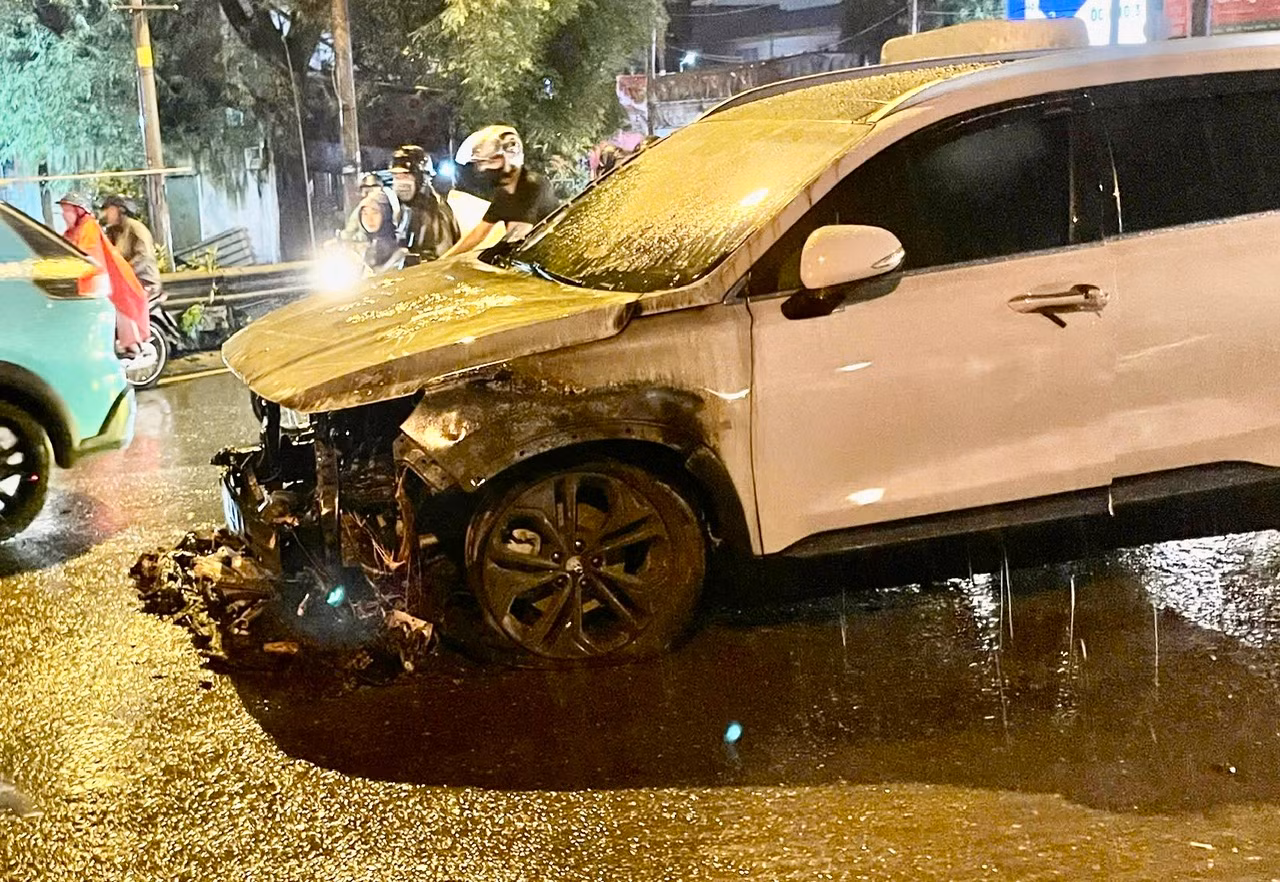 Dập tắt kịp thời vụ cháy xe ô tô 7 chỗ trong cơn mưa lớn -0