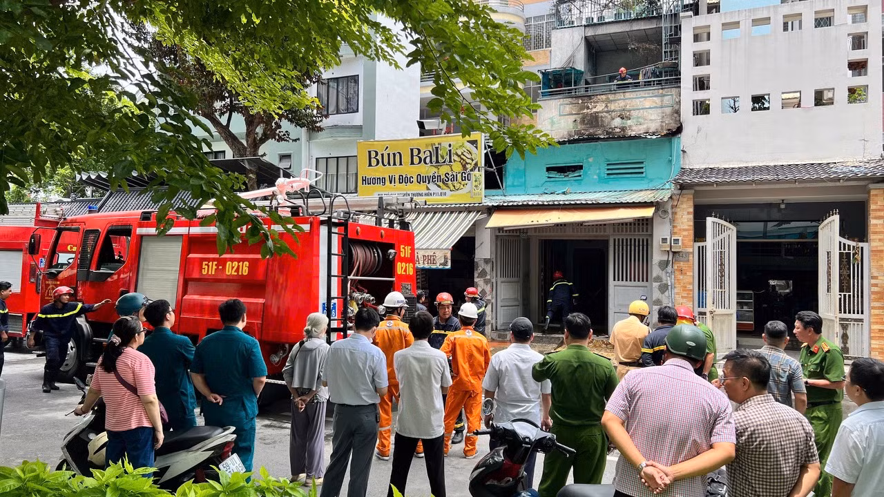 Giải cứu cụ già ngồi xe lăn và 2 trẻ nhỏ trong vụ cháy căn nhà 2 tầng -0