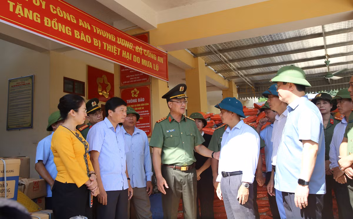 Bộ Công an phát động cao điểm 40 ngày đêm xây dựng nhà, trường học tặng bà con, học sinh đồng bào vùng lũ Nghệ An -0