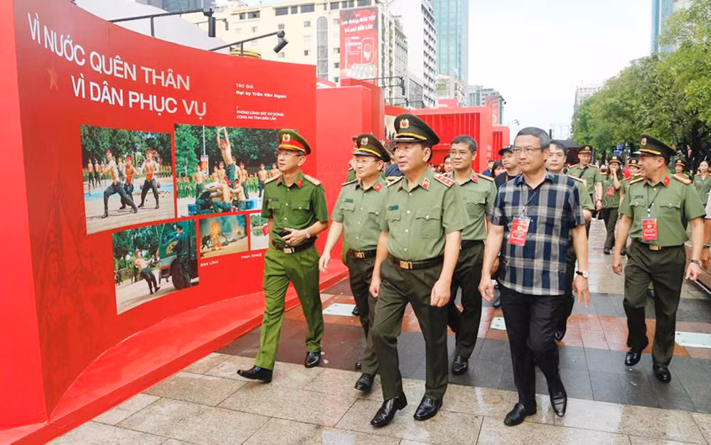 Trang 8 - Góp phần lan tỏa hình ảnh đẹp của lực lượng CAND Việt Nam Anh hùng -1
