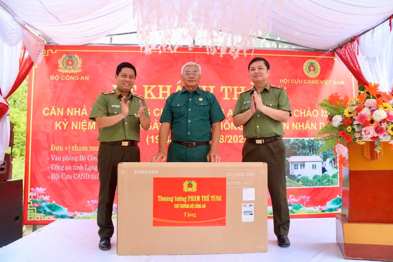 Bộ Công an trao tặng nhà cho gia đình cựu CAND Hoàng Văn Đáo có hoàn cảnh khó khăn tại xã Vũ Lăng -0