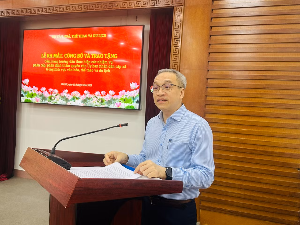 Công bố, trao tặng Cẩm nang hướng dẫn thực hiện các nhiệm vụ của UBND cấp xã -0