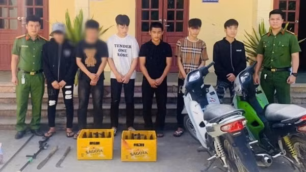 Bắt nhóm quái xế “trẻ trâu” ném vỏ chai bia vào nhà dân
