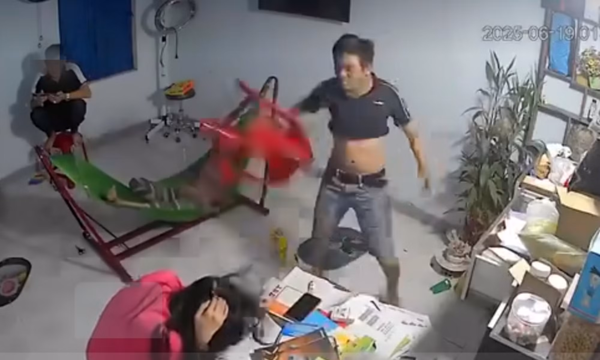 Làm rõ clip người anh dùng ghế nhựa đánh em gái tới tấp ở Quảng Ngãi -0
