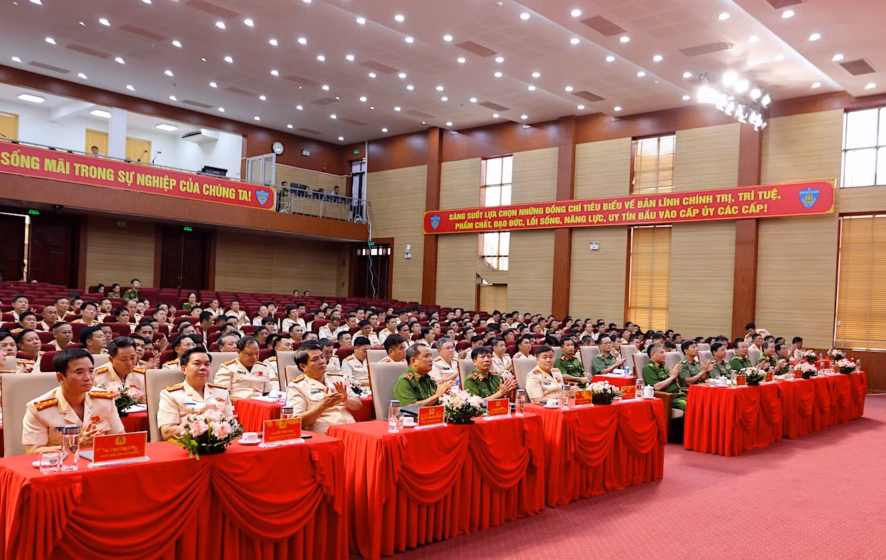 Cảnh sát cơ động phải là 