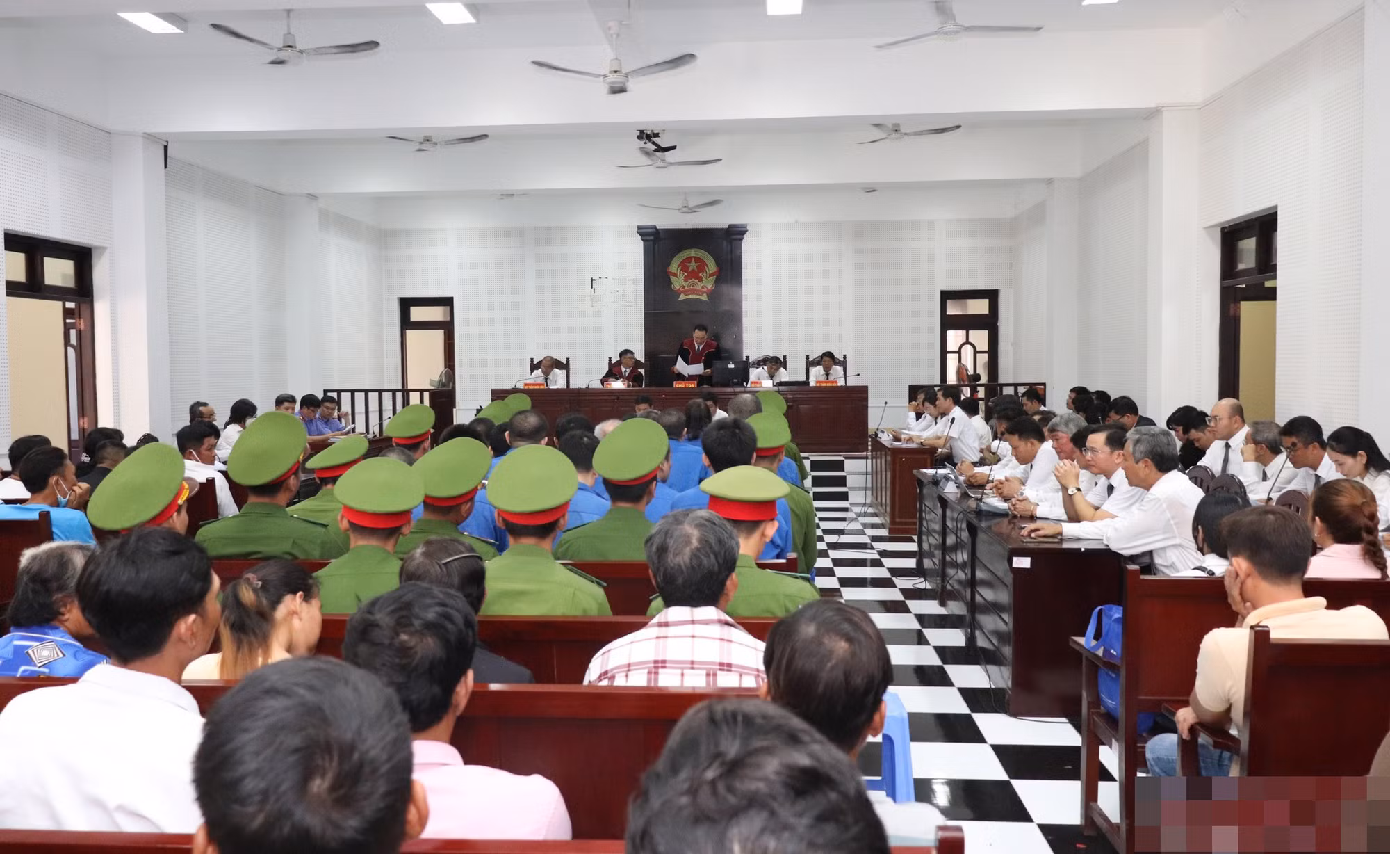 Xét xử băng nhóm lừa đảo hàng trăm tỷ đồng với chiêu cầm sổ đỏ -0