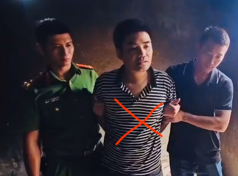 Công an xã khống chế đối tượng dùng dao chém em ruột -0