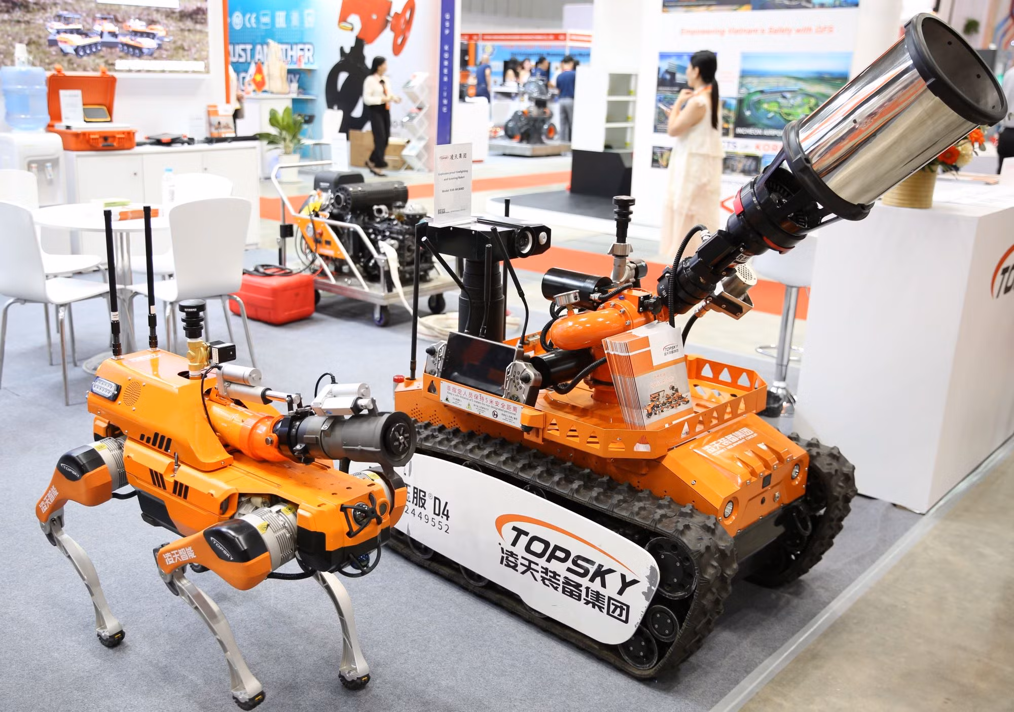 Nhiều người trầm trò khi tận mắt xem các phương tiện chữa cháy, CNCH mới lạ, hiện đại -0