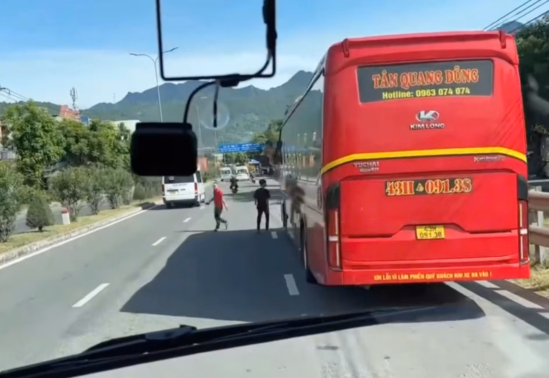Xác minh vụ lơ xe lao ra chặn đầu ôtô trên Quốc lộ 1A gần cầu Nam Ô -2