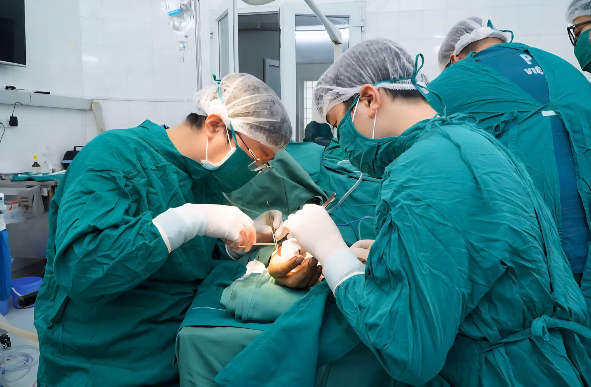 Thương tích đứt rời ngón tay của cán bộ Công an Hải Phòng được nối liền bằng vi phẫu -0