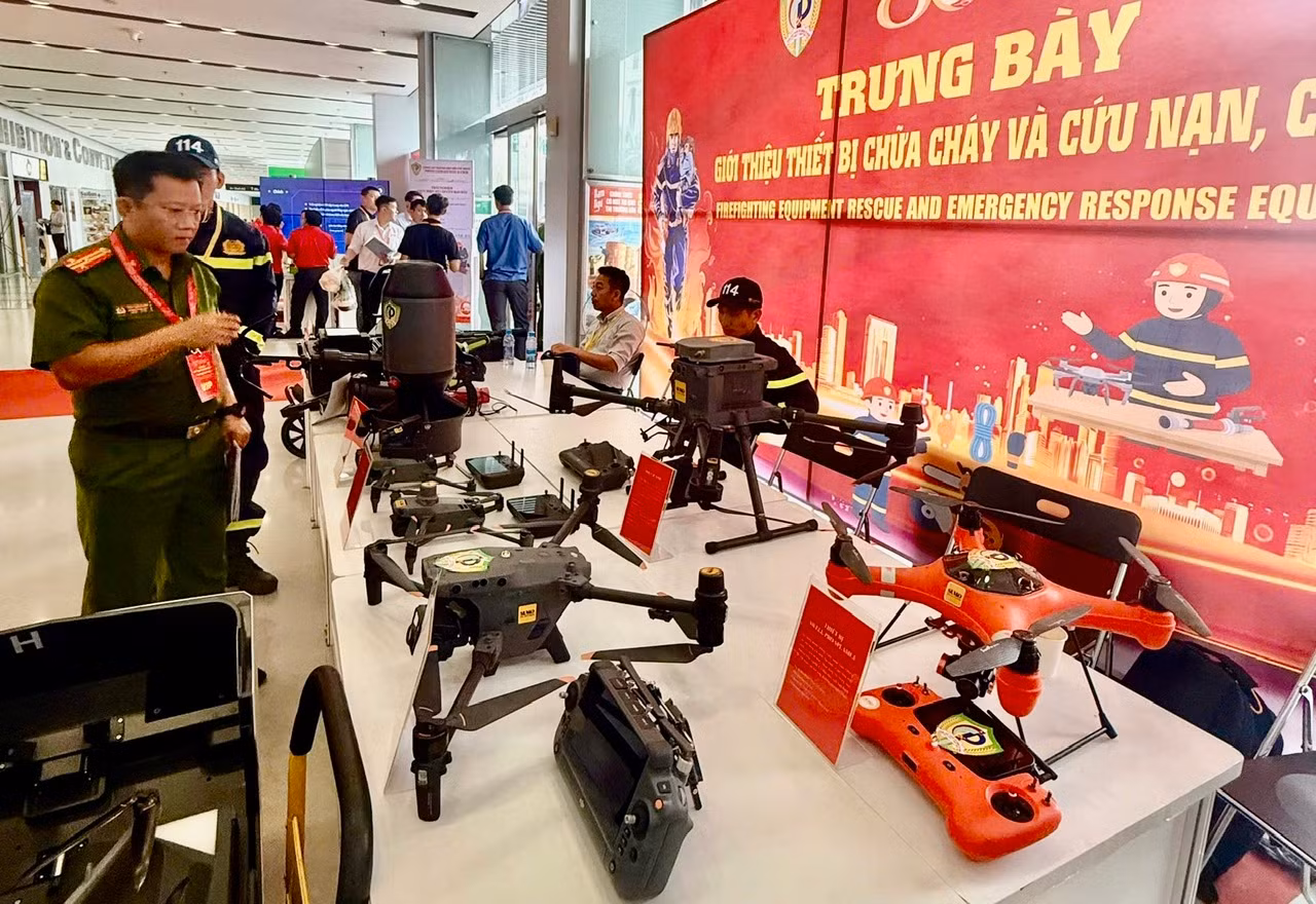 Nhiều người trầm trò khi tận mắt xem các phương tiện chữa cháy, CNCH mới lạ, hiện đại -2