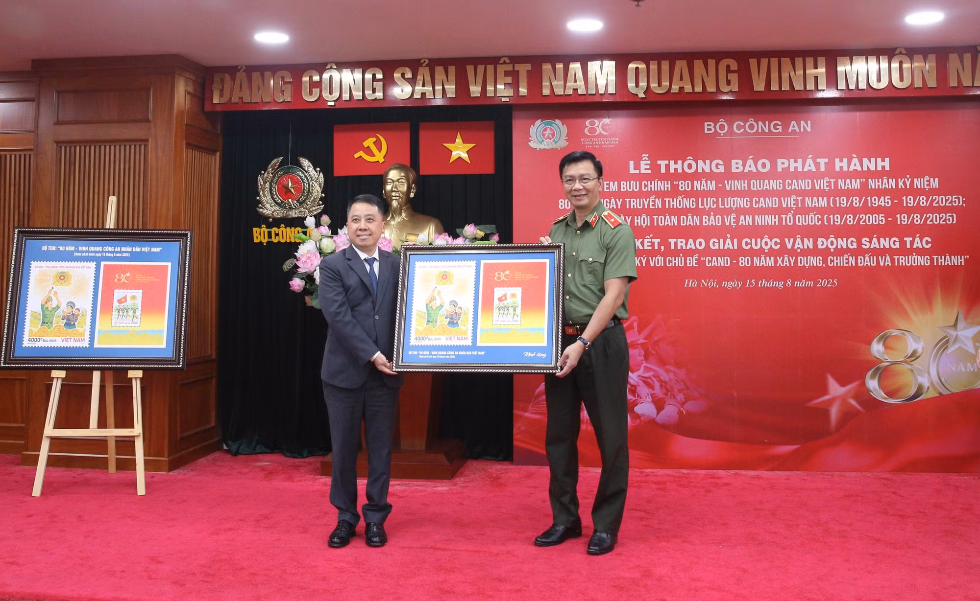 Phát hành bộ tem bưu chính chủ đề “80 năm – Vinh quang CAND Việt Nam” -0