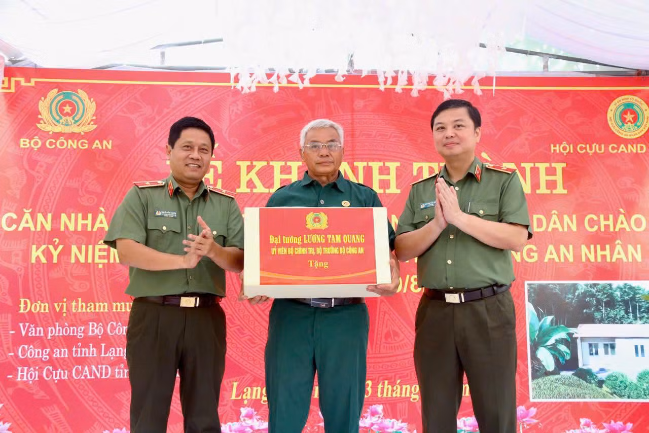 Bộ Công an trao tặng nhà cho gia đình cựu CAND Hoàng Văn Đáo có hoàn cảnh khó khăn tại xã Vũ Lăng -0