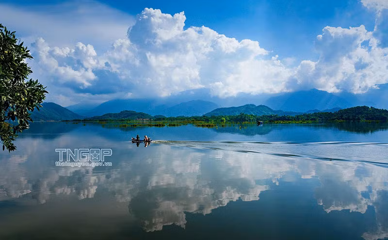 Khi hai mặt nước soi chung bầu trời -1