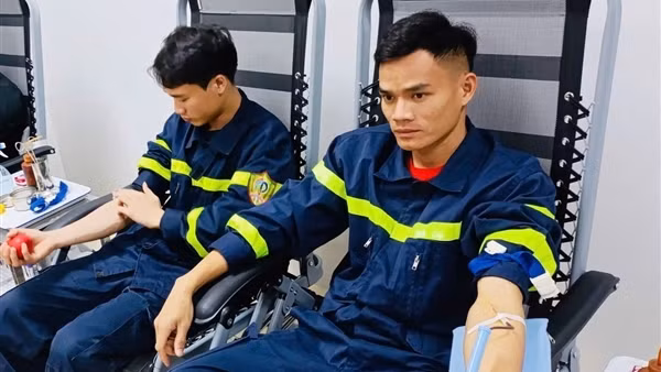 Cán bộ Công an tỉnh Thanh Hoá hiến máu cứu bệnh nhân qua cơn nguy kịch