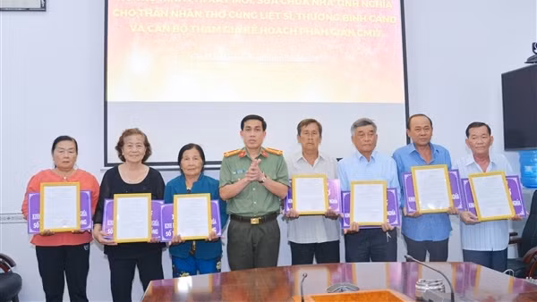 Công an tỉnh Cà Mau xây mới, sửa chữa 7 căn nhà tình nghĩa tặng gia đình chính sách