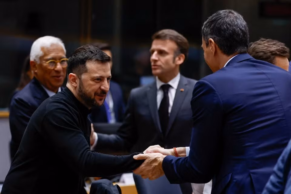 EU nhất trí tăng cường quốc phòng, ủng hộ Zelenskiy -0