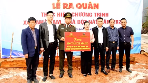 Trao 100 tấn xi măng ủng hộ Chương trình xóa nhà tạm, nhà dột nát ở huyện Xín Mần